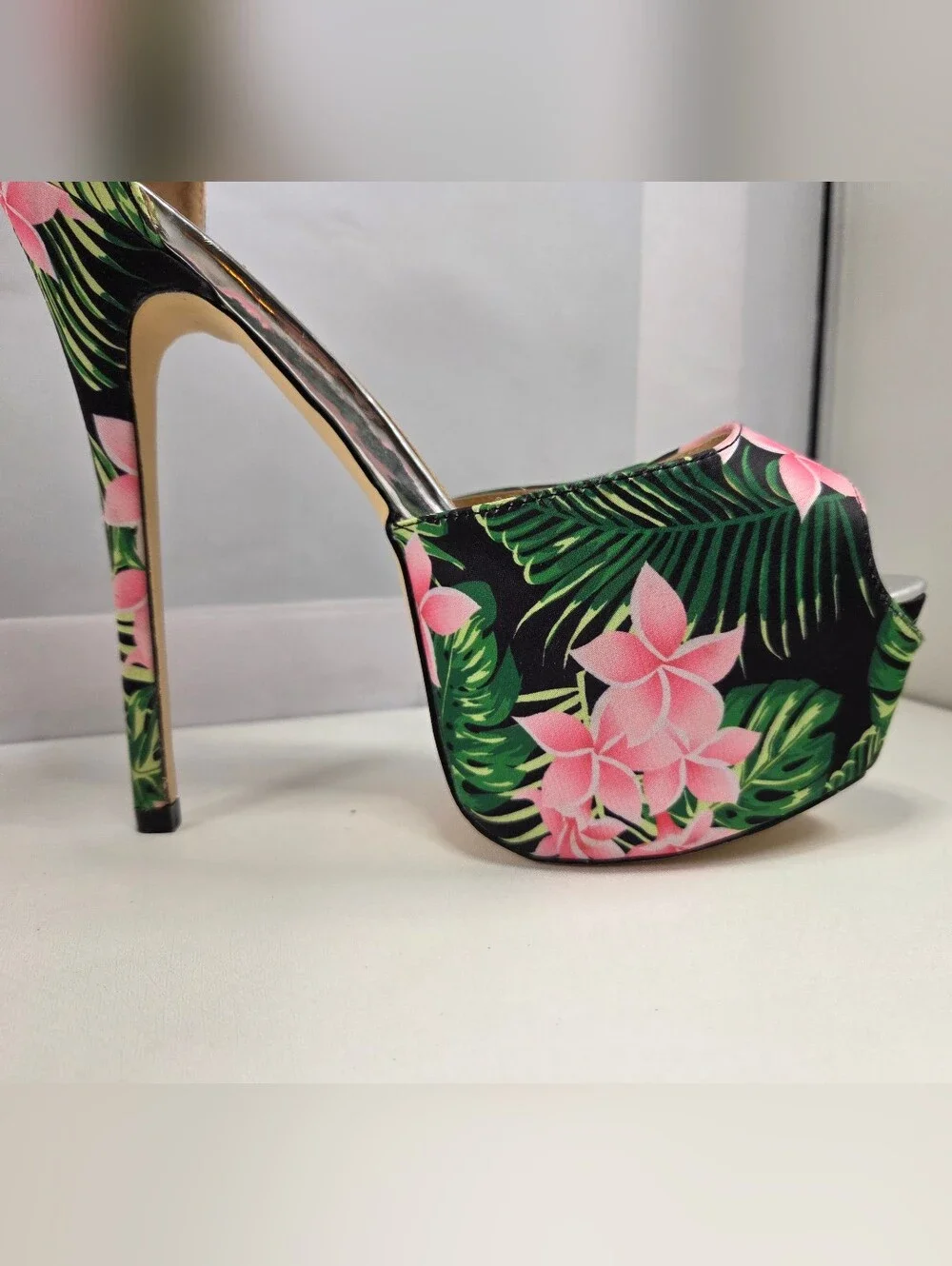 ShoeDazzle Sabella Tropical Floral Rhinestone Platform Heels Size 9.5